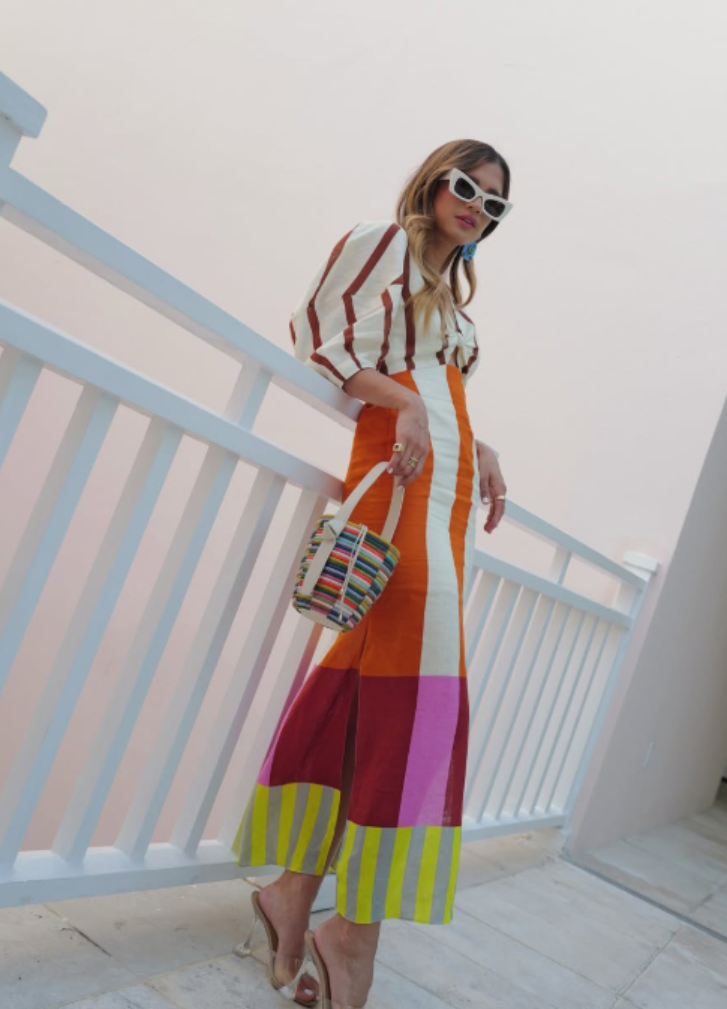 Abito Maxi “Kaya” con Nodo Frontale, Maniche a Sbuffo e Stampa a Blocchi di Colore