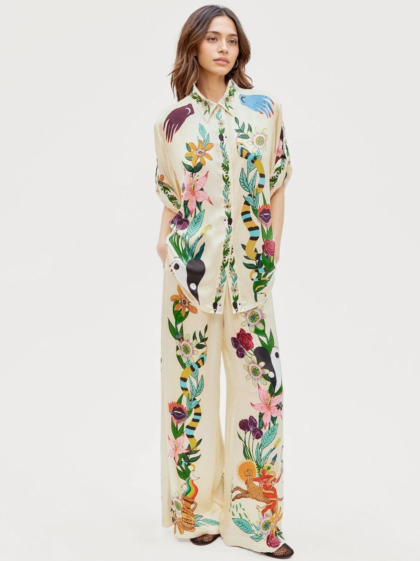 Completo Satinato con Stampa Sofisticata – Camicia Oversize e Pantaloni Coordinati